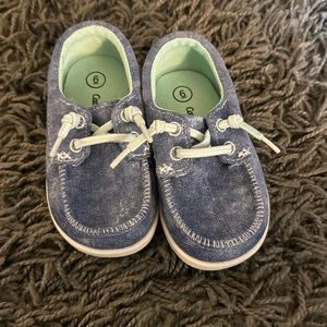 Toddler boys slip on. Size 6